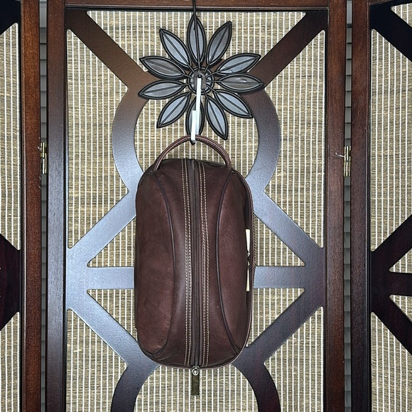 Awesome Men’s Leather Toiletry Shaving Bag by Hammacher Schlemmer - Picture 4 of 12